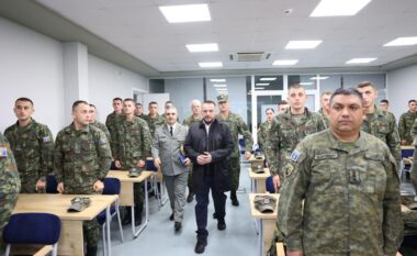 Studentët nga Kosova pjesë e Akademisë Ushtarake në Shqipëri, Komandat Nuredinaj pret në takim Ministrin Maqedonci