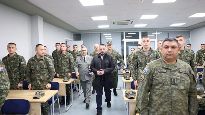 Studentët nga Kosova pjesë e Akademisë Ushtarake në Shqipëri, Komandat Nuredinaj pret në takim Ministrin Maqedonci