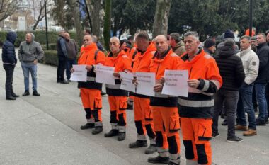 Punëtorët e “Pastrimit” ndërprenë protestën, Komuna e Prishtinës thotë se pakënaqësitë e tyre janë ndaj kryeshefit