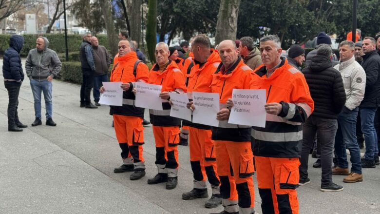 Punëtorët e “Pastrimit” ndërprenë protestën, Komuna e Prishtinës thotë se pakënaqësitë e tyre janë ndaj kryeshefit