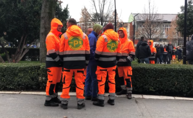 Punëtorët e kompanisë “Pastrimi” protestojnë para Komunës, kërkojnë anulimin e tenderit që falimenton këtë kompani