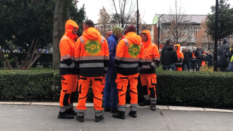 Punëtorët e kompanisë “Pastrimi” protestojnë para Komunës, kërkojnë anulimin e tenderit që falimenton këtë kompani