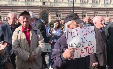 Pensionistët protestojnë para Kryeministrisë në Tiranë: Çmimet kanë shkuar në stratosferë