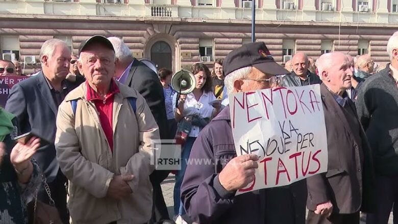 Pensionistët protestojnë para Kryeministrisë në Tiranë: Çmimet kanë shkuar në stratosferë