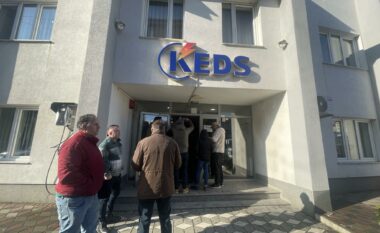 Banorët e disa fshatrave protestojnë para KEDS-it në Prizren, kërkojnë furnizim të rregullt e cilësor me energji elektrike