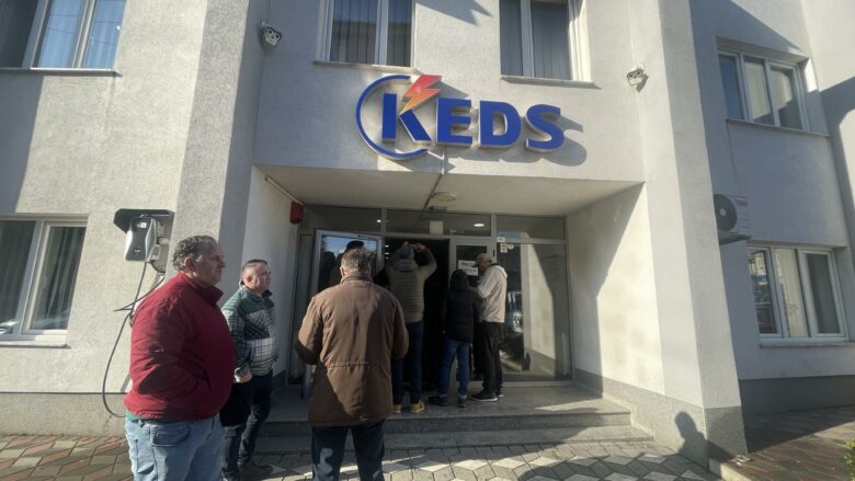 Banorët e disa fshatrave protestojnë para KEDS-it në Prizren, kërkojnë furnizim të rregullt e cilësor me energji elektrike