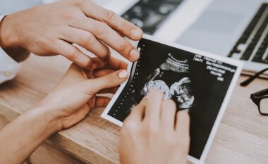 A mund ta zbuloni gjininë e foshnjës që në javën e 6-të të shtatzënisë? Sipas kësaj teorie – po!