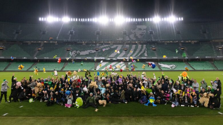 Tifozët e Real Betis mblodhën një rekord prej 20,000 lodrash për fëmijët në nevojë