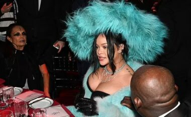 Rihanna shkëlqen me stil dramatik në Fashion Awards 2024