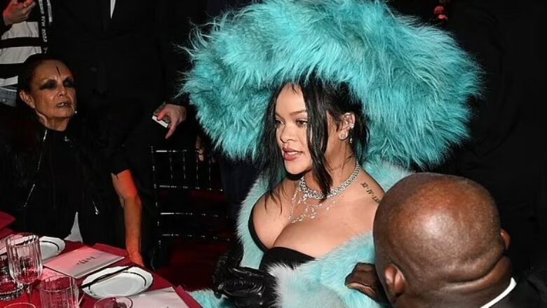 Rihanna shkëlqen me stil dramatik në Fashion Awards 2024