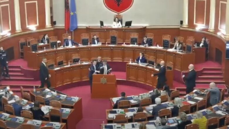 Përplasje fizike në Kuvendin e Shqipërisë mes deputetëve të opozitës Noka dhe Shehaj