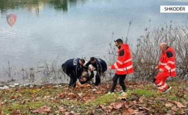 Dy policë ‘heronj’ në Shkodër, zhyten në lumin Buna dhe shpëtojnë të moshuarin që po mbytej