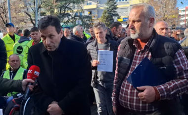 Ndërmarrja “Tregu” dhe shoqatat Handikos, Pema, dhe ajo e të verbërve protestojnë para Komunës së Gjilanit – kërkojnë zbatim të marrëveshjeve