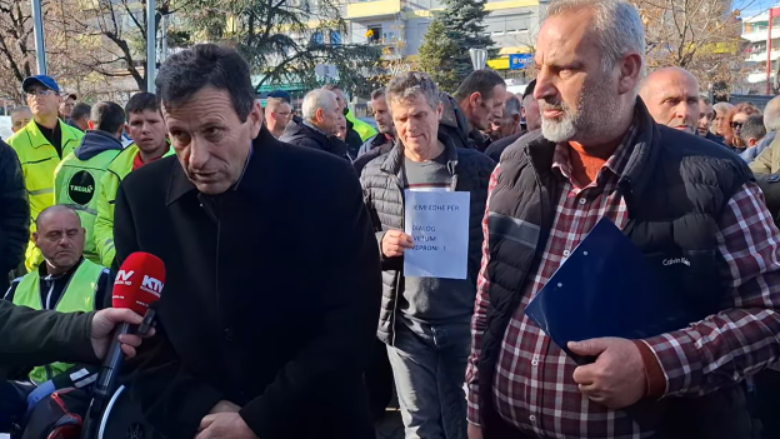 Ndërmarrja “Tregu” dhe shoqatat Handikos, Pema, dhe ajo e të verbërve protestojnë para Komunës së Gjilanit – kërkojnë zbatim të marrëveshjeve