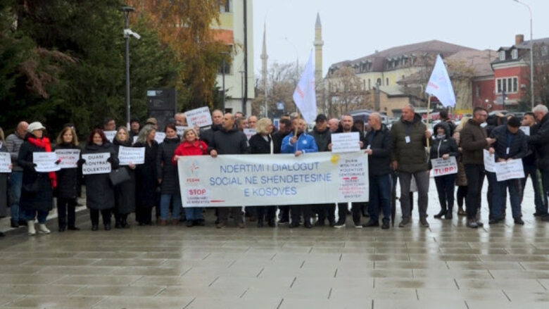 Protestojnë punëtorët shëndetësorë, kanë disa kërkesa për Ministrinë e Shëndetësisë