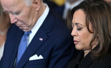 Biden dhe Harris përshëndeten pas largimit nga detyra