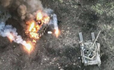 Operatorët ukrainas të dronëve eliminojnë 20 ushtarë rusë si dhe shkatërrojnë tankun e tyre T 80 – pamje nga aksioni