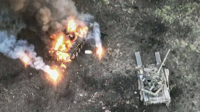 Operatorët ukrainas të dronëve eliminojnë 20 ushtarë rusë si dhe shkatërrojnë tankun e tyre T 80 – pamje nga aksioni