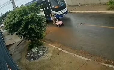 Po ecte në mes të rrugës, brazilianen e godet autobusi – vajza e saj në karrocë për pak centimetra nuk përfundon nën rrotë