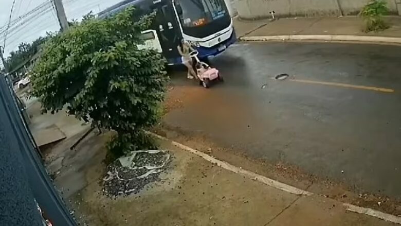 Po ecte në mes të rrugës, brazilianen e godet autobusi – vajza e saj në karrocë për pak centimetra nuk përfundon nën rrotë