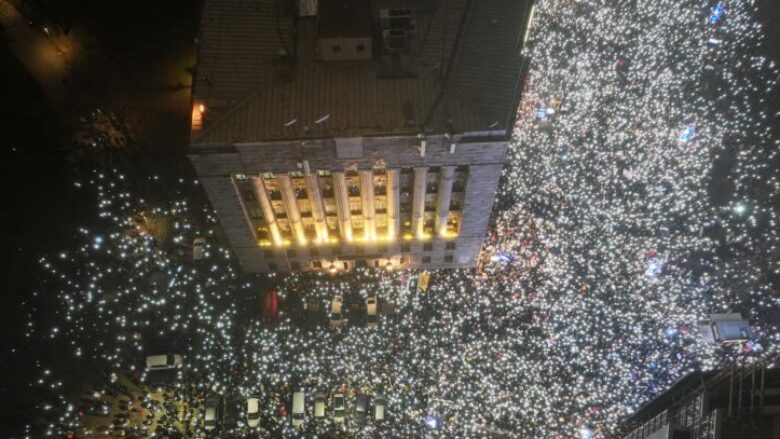 Protestë masive anti-Vuçiq në Beograd