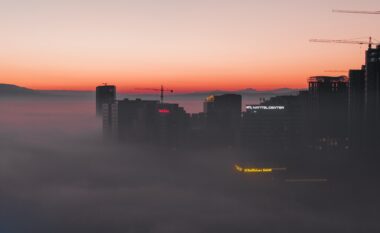 Shkrepje mahnitëse nga ajri, si duket Prishtina pas mesnate