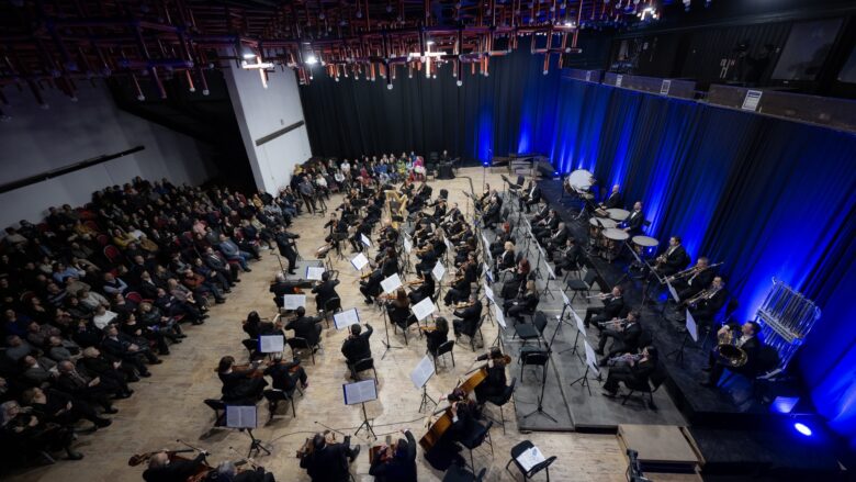 Orkestra e Filharmonisë së Kosovës të premten mbajti koncertin e parë për vitin 2025