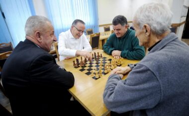 Hamza takon disa pensioner: Pensionet bazike do të rriten për 70 përqind