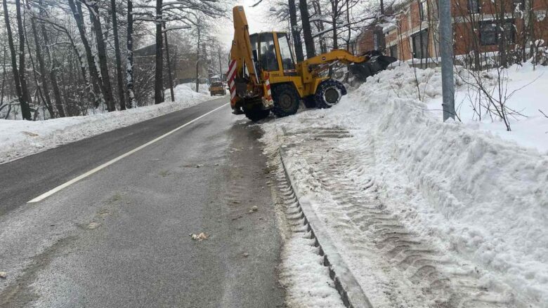 Bora në viset malore, vazhdon pastrimi i trotuareve dhe hyrjeve në zonën e vilave në Brezovicë