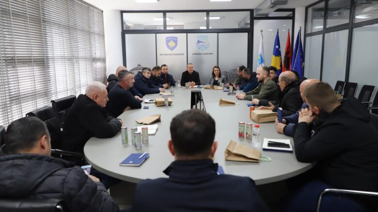 Idrizi takohet me Këshillat e fshatrave dhe lagjeve urbane të Vushtrrisë