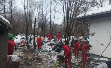 Policia e Kosovës largon një deponi të mbeturinave në Mitrovicën Veriore