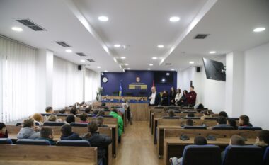 Bulliqi takon nxënësit e klasave të katërta, flasin për funksionimin e institucioneve publike