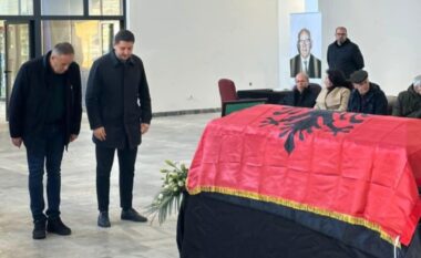 Përfaqësuesit komunal të Mitrovicës bëjnë homazhe dhe nderime për figurën e akademikut, Minir Dushi