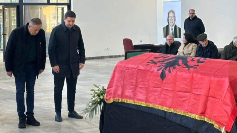 Përfaqësuesit komunal të Mitrovicës bëjnë homazhe dhe nderime për figurën e akademikut, Minir Dushi