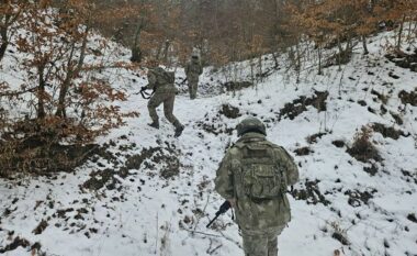 Ushtarët turq të KFOR-it patrullojnë në vijën kufitare me Serbinë