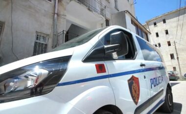 Plagosi dy fqinjët e tij me thikë pas një konflikti për motive të dobëta, policia arreston autorin në Tiranë