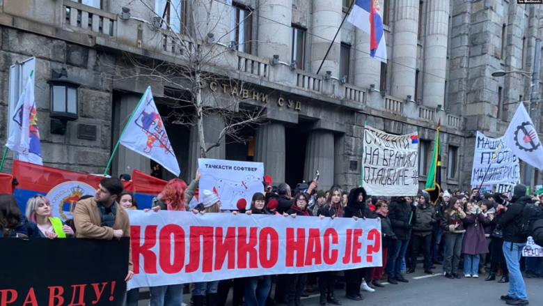 Pankarta për Kosovën në protestat e studentëve në Serbi