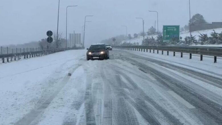 Moti i keq, pezullohet mësimi në 77 shkolla të Shqipërisë