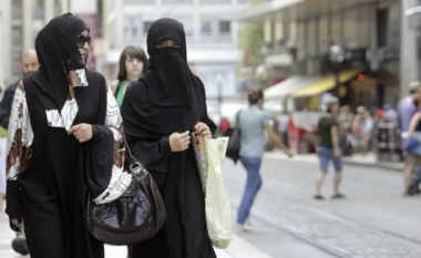 Hyri në fuqi ndalimi i veshjes së burkave në Zvicër, do të ketë disa përjashtime