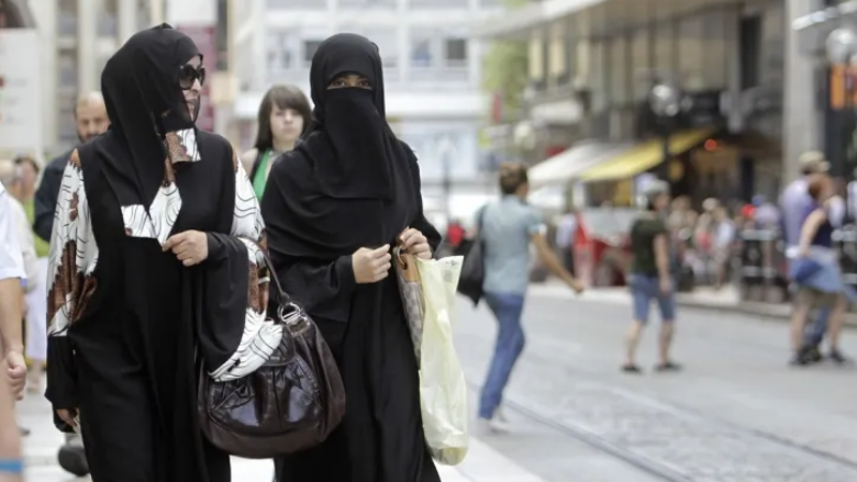 Hyri në fuqi ndalimi i veshjes së burkave në Zvicër, do të ketë disa përjashtime