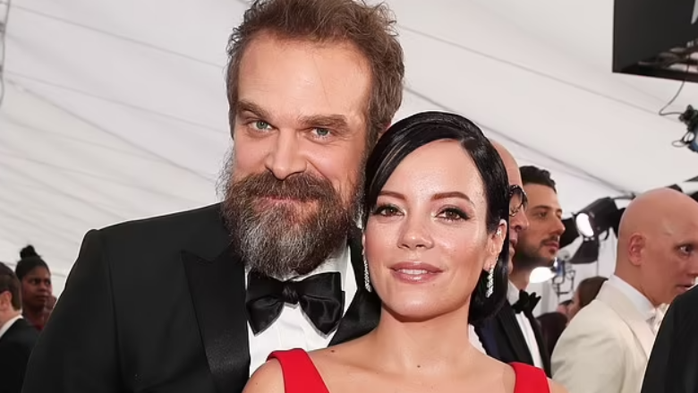 Lily Allen trajtohet në klinikë pas përfundimit të martesës me David Harbour