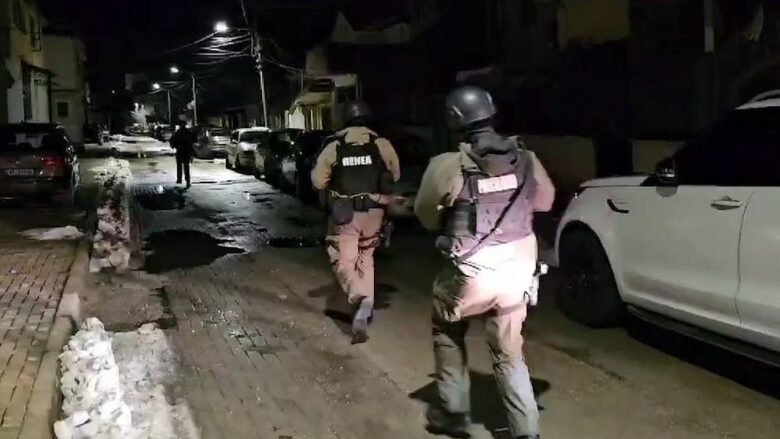 200 policë në operacionin e Pogradecit, 6 të arrestuar: Kapen armë, drogë dhe para