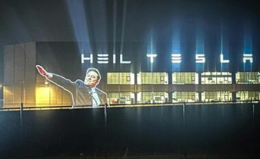 “Heil Tesla”: Foto e diskutueshme e Muskut projektuar në fabrikën e Teslas në Berlin