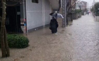 Durrës, shpëtohen katër fëmijë të bllokuar te furgoni shkollës, 40 banesa të përmbytura