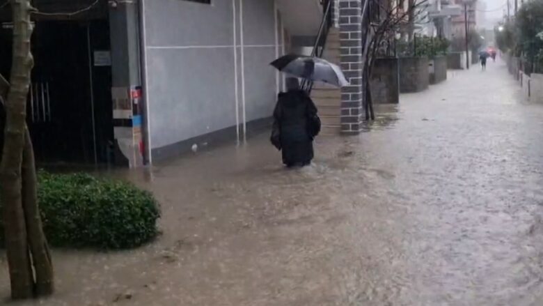 Durrës, shpëtohen katër fëmijë të bllokuar te furgoni shkollës, 40 banesa të përmbytura