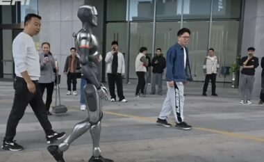 Roboti humanoid i EngineAI ecte para punonjësve