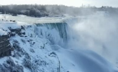 Ujëvarat e Niagarës u mbuluan me akull për shkak të dimrit ekstrem