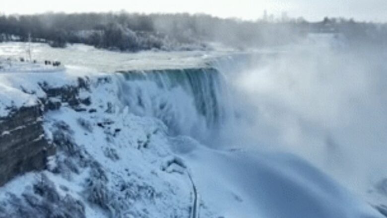 Ujëvarat e Niagarës u mbuluan me akull për shkak të dimrit ekstrem