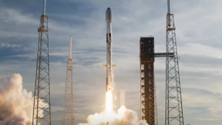 SpaceX lanson 21 satelitë në orbitën e ulët të Tokës