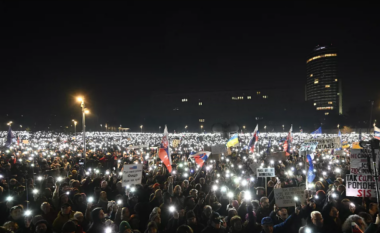 Protesta masive në të gjithë Sllovakinë kundër qëndrimit pro-rus të kryeministrit Fico